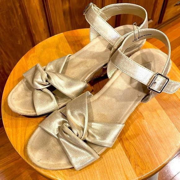 St John’s Bay 8.5 2-inch cork wedge heel, gold shimmer cross-toe Pasadena EUC - Picture 2 of 7